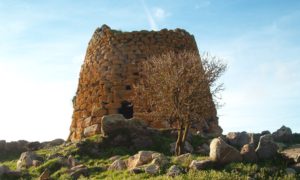 In Nuraghe Succoronis a Macomer è un esempio di Nuraghe monotorre classico.