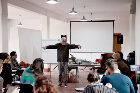 Foto scattata durante corso del Cineporto: un docente spiega a diversi ragazzi.