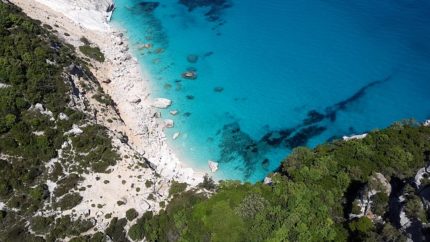 Una spiaggia della Sardegna vista dall'altro con uno splendido mare turchese.