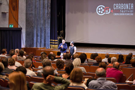 Una fotografia scattata durante la presentazione di un film al Carbonia Film Festival.