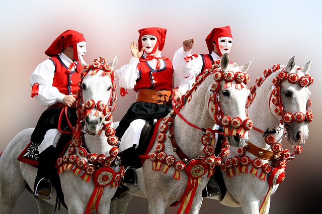 La Sartiglia, evento della tradizione sarda. Foto di alcuni cavalieri mascherati.