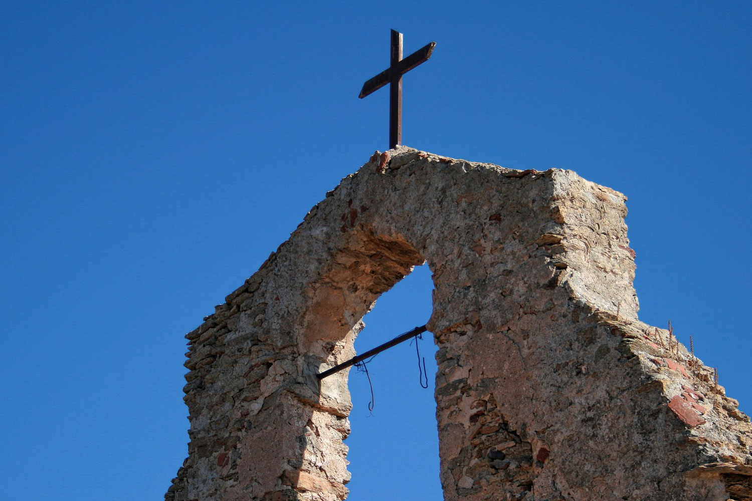 Foto della croce della Chiesa di Sant'Elena, a Ballao.