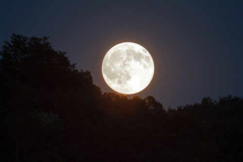 Foto della luna piena.