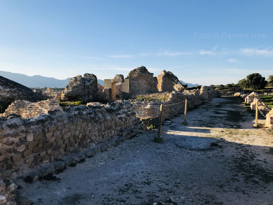 Un viale lastricato di epoca romana a Nora.