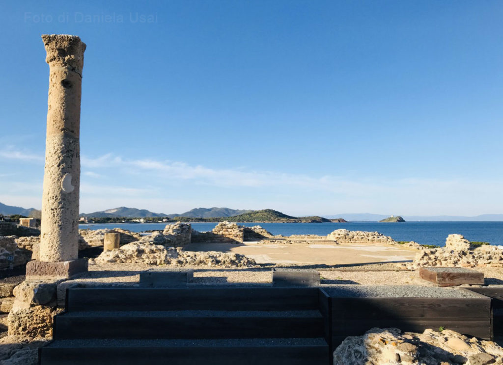 Una vista panoramica degli scavi di Nora sul mare.
