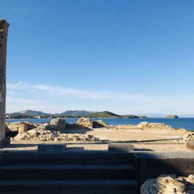 Una vista panoramica degli scavi di Nora sul mare.